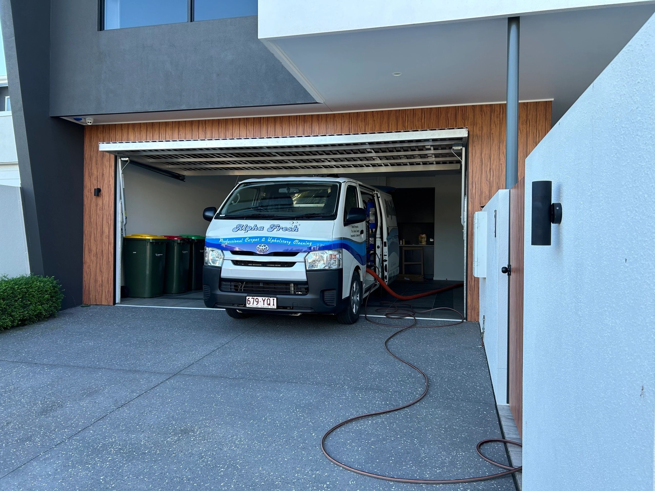 Truck-mounted steam carpet cleaning equipment