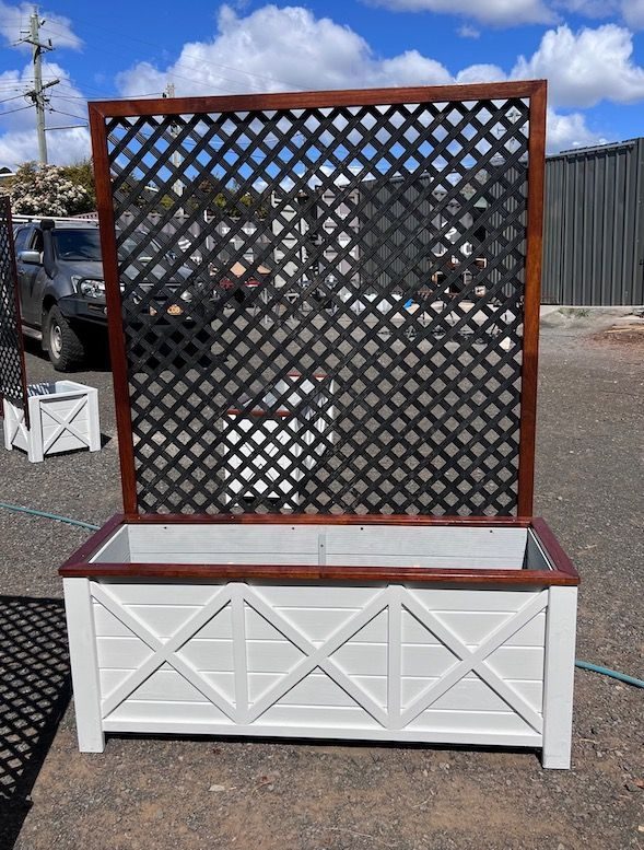 Hampton Patio quad high box with privacy screen