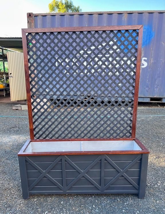 Hampton Patio quad high box with privacy screen view 2