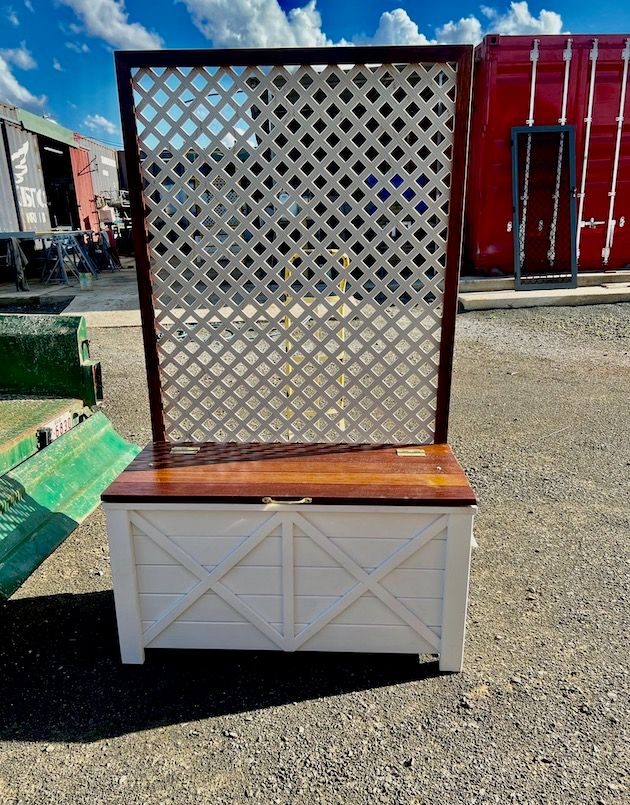 Hampton style storage / seat with lattice