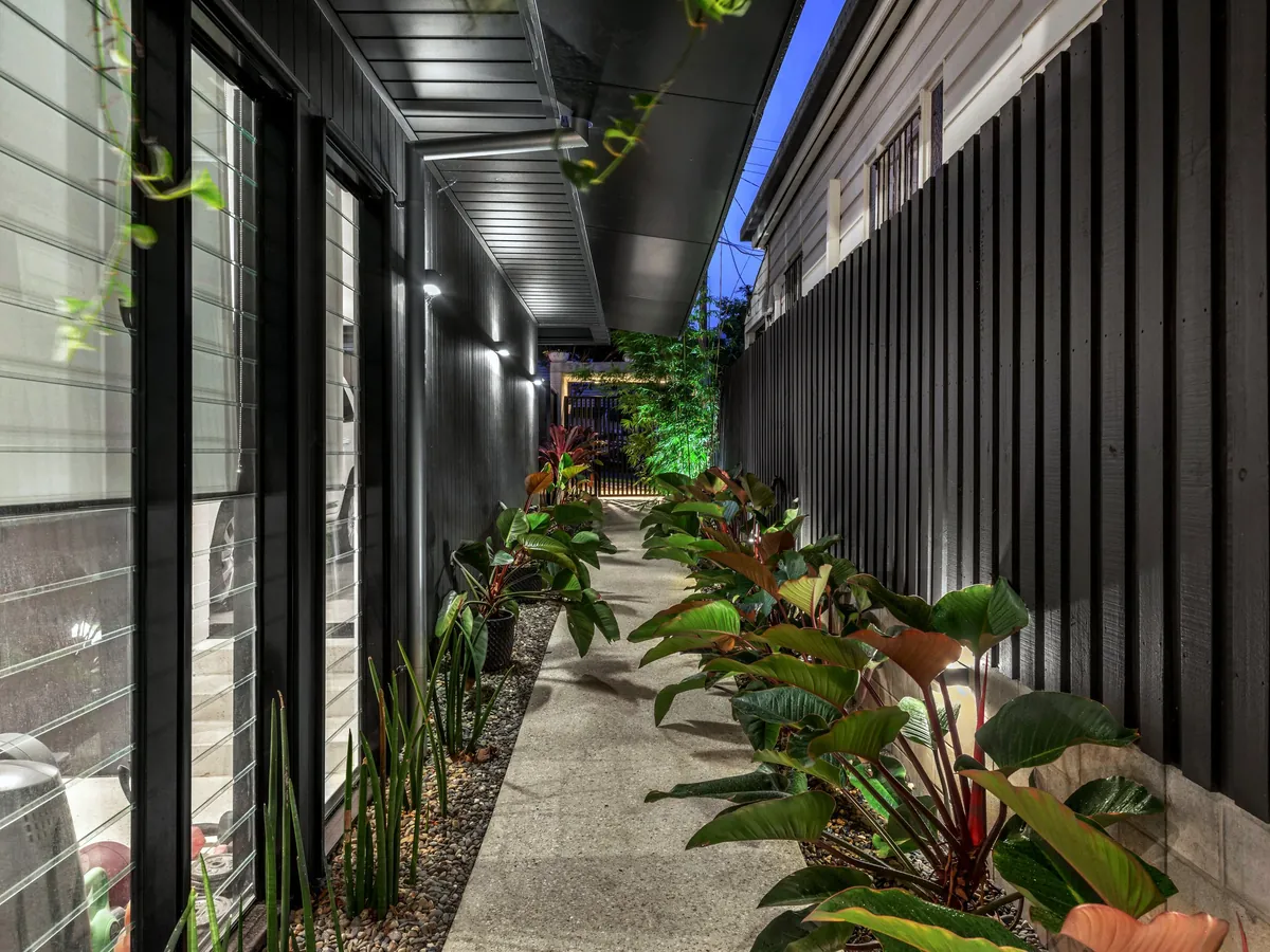 East Brisbane garden by Brisbane Landscaping Co.