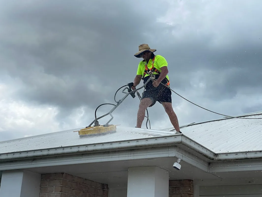 Roof cleaning work by Bulimba House Washing