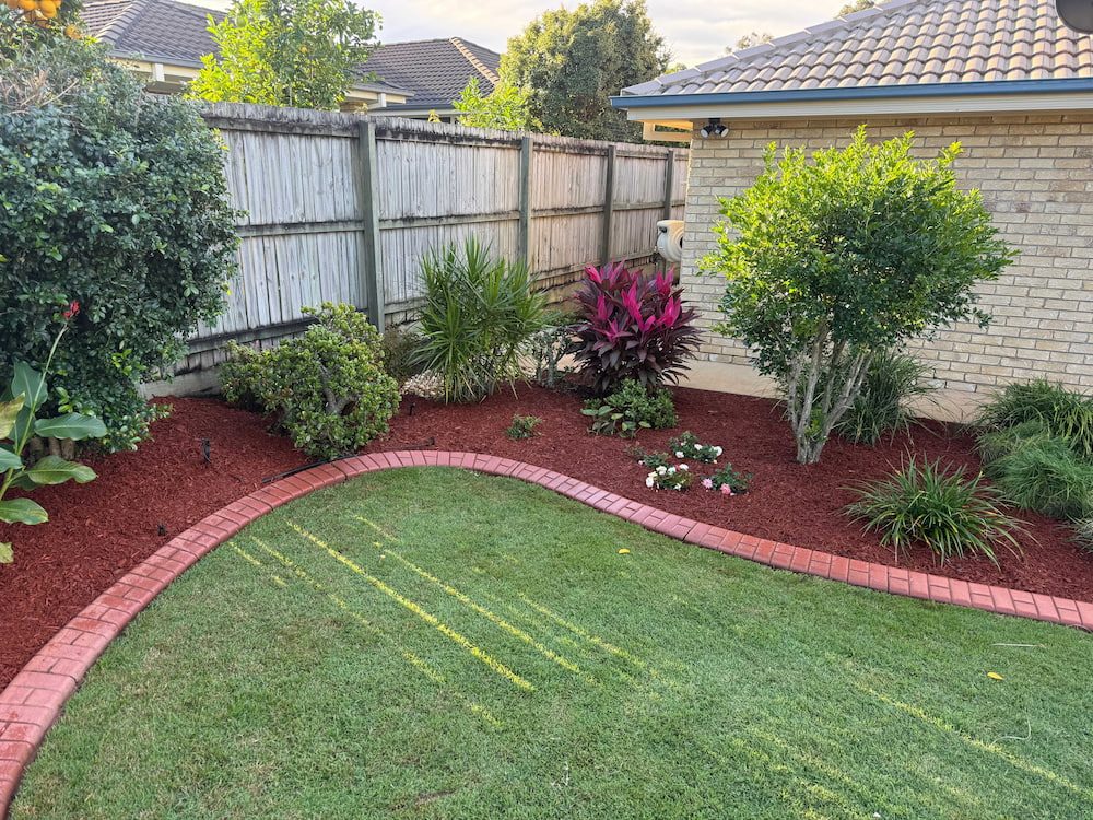 Freshly mulched and edged garden bed by Cappelli Green Services