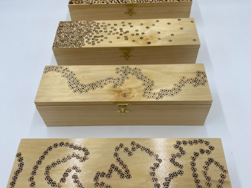 Handy jewellery box with clasp and pyrography design on lid