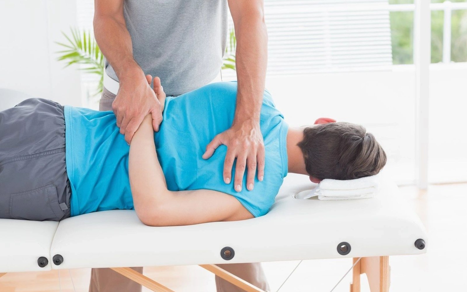 Hands-on physiotherapy lower-back treatment at Fitlosophy Windsor