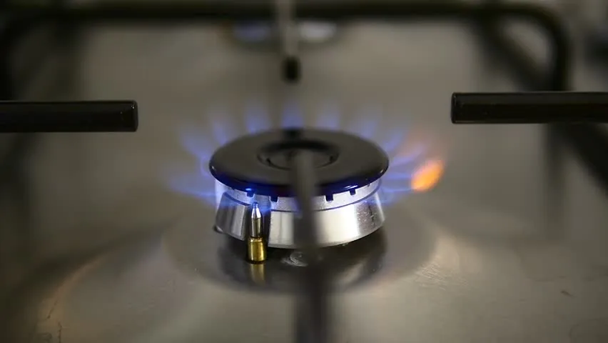 Gas cooktop burner with blue flame