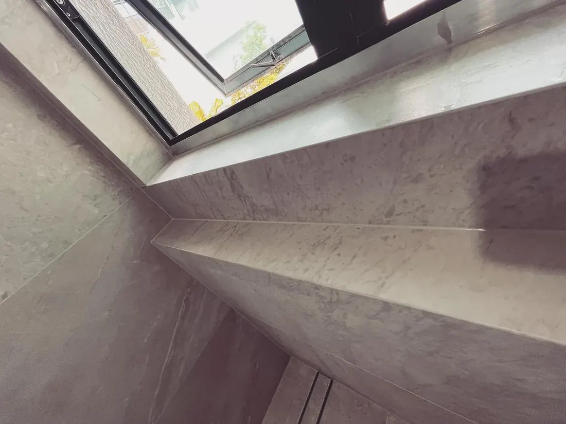 Marble-look tiling on a staircase landing