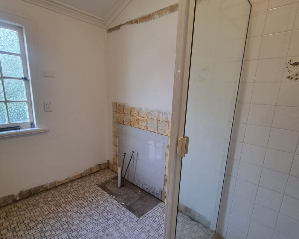 Quick fixes for taps, doors, tiles, plaster and everyday household issues.